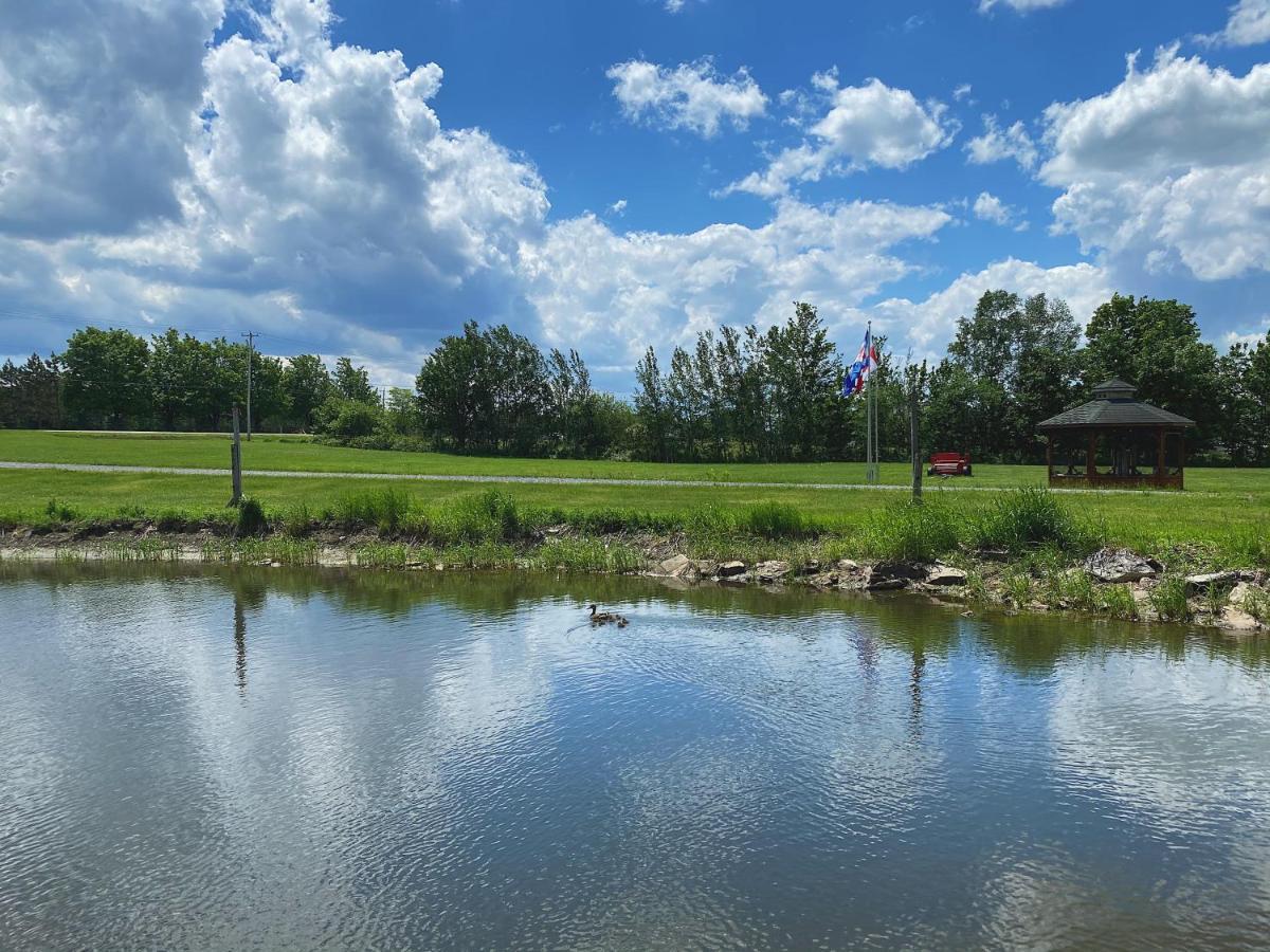 Domaine Steinbach Cidrerie B&B Distillerie Saint-Pierre-de-l'Ile-d'Orleans ภายนอก รูปภาพ